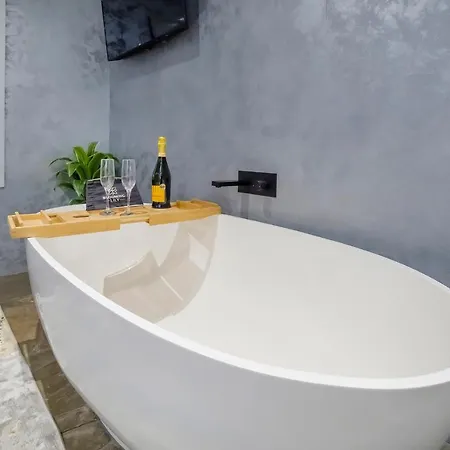 The Stables Luxury House With Hot Tub شقة *